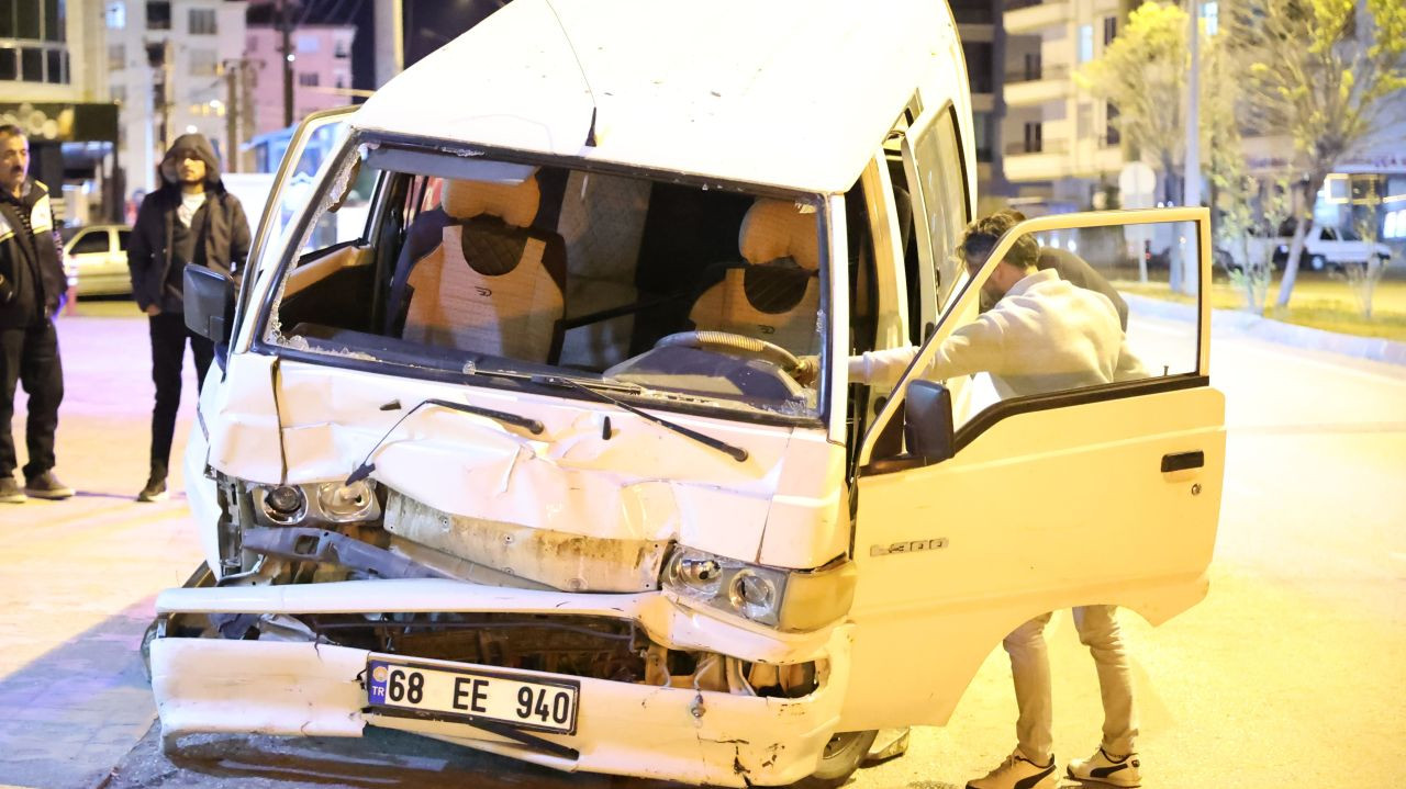 Aksaray’da Minibüs Elektrik Direğini Balkona Devrildi: 3 Yaralı - Sayfa 2