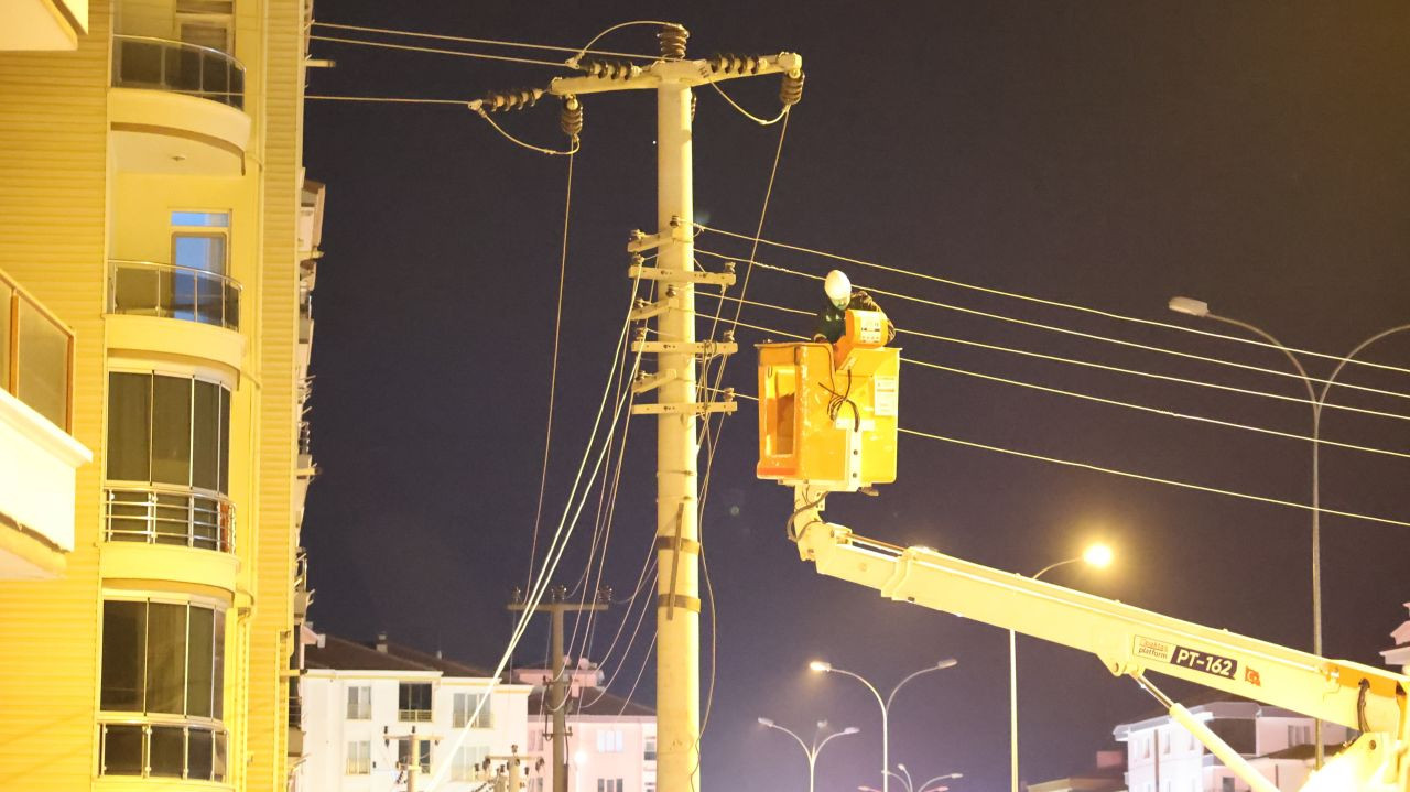 Aksaray’da Minibüs Elektrik Direğini Balkona Devrildi: 3 Yaralı - Sayfa 4