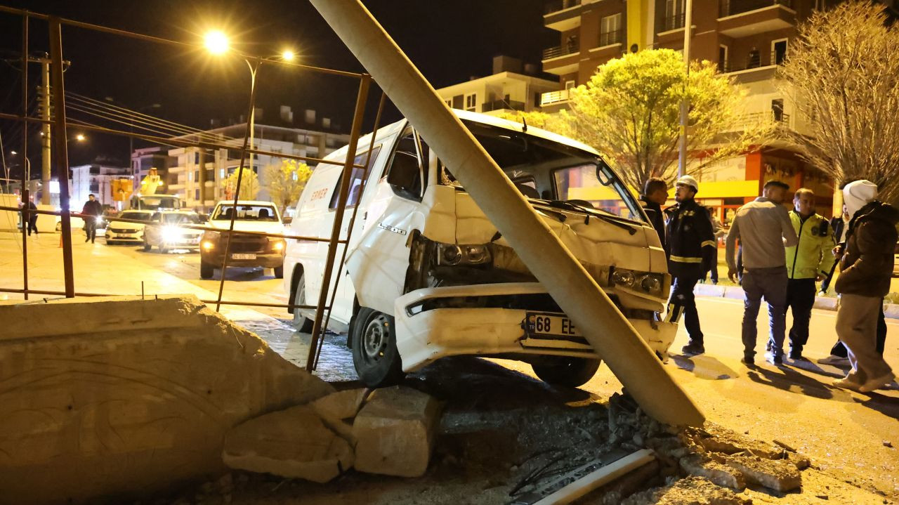 Aksaray’da Minibüs Elektrik Direğini Balkona Devrildi: 3 Yaralı - Sayfa 6