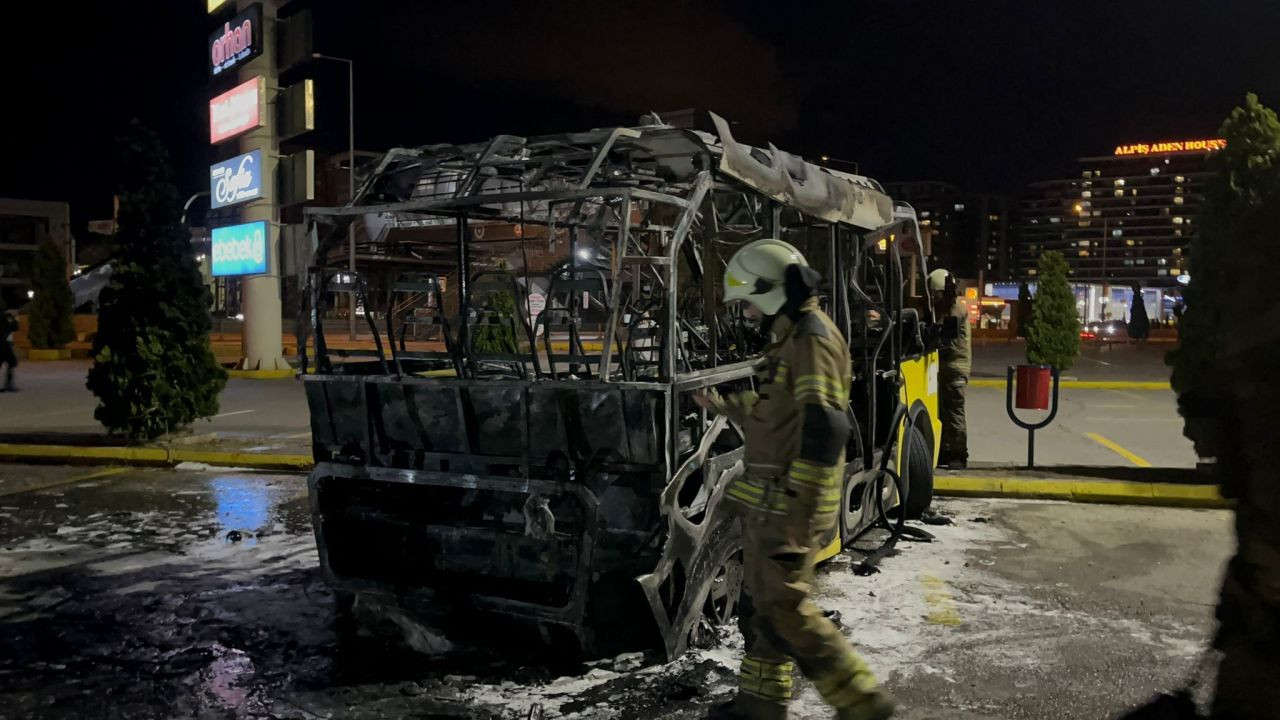 Park Halindeki Belediye Midibüsü Alev Topuna Döndü! - Sayfa 1