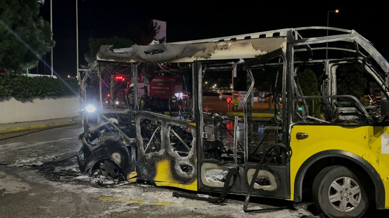 Park Halindeki Belediye Midibüsü Alev Topuna Döndü! - Sayfa 2