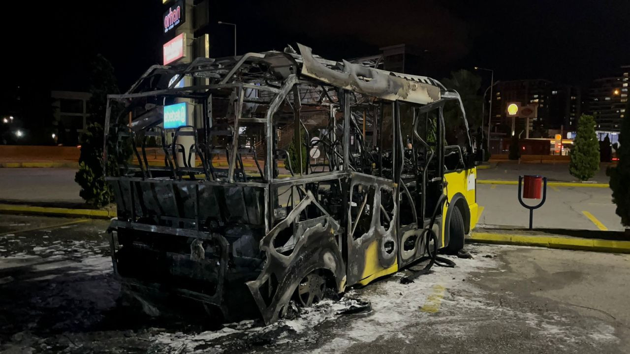 Park Halindeki Belediye Midibüsü Alev Topuna Döndü! - Sayfa 3