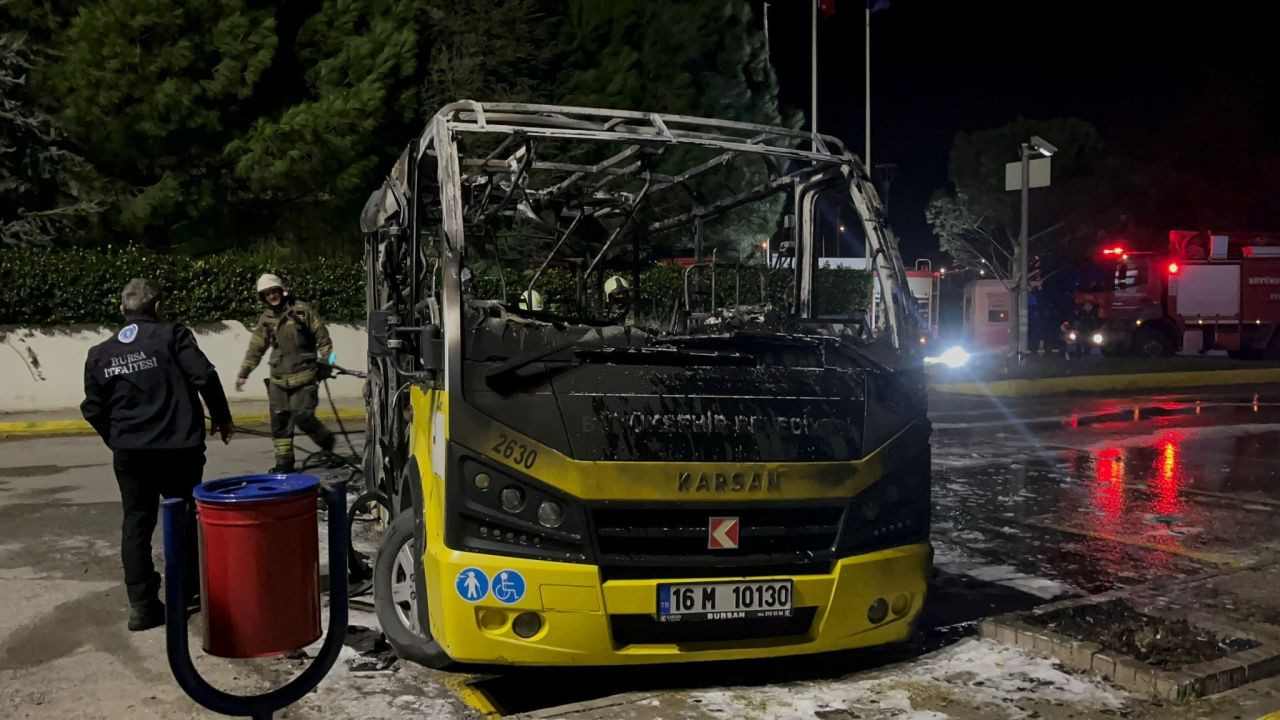 Park Halindeki Belediye Midibüsü Alev Topuna Döndü! - Sayfa 4