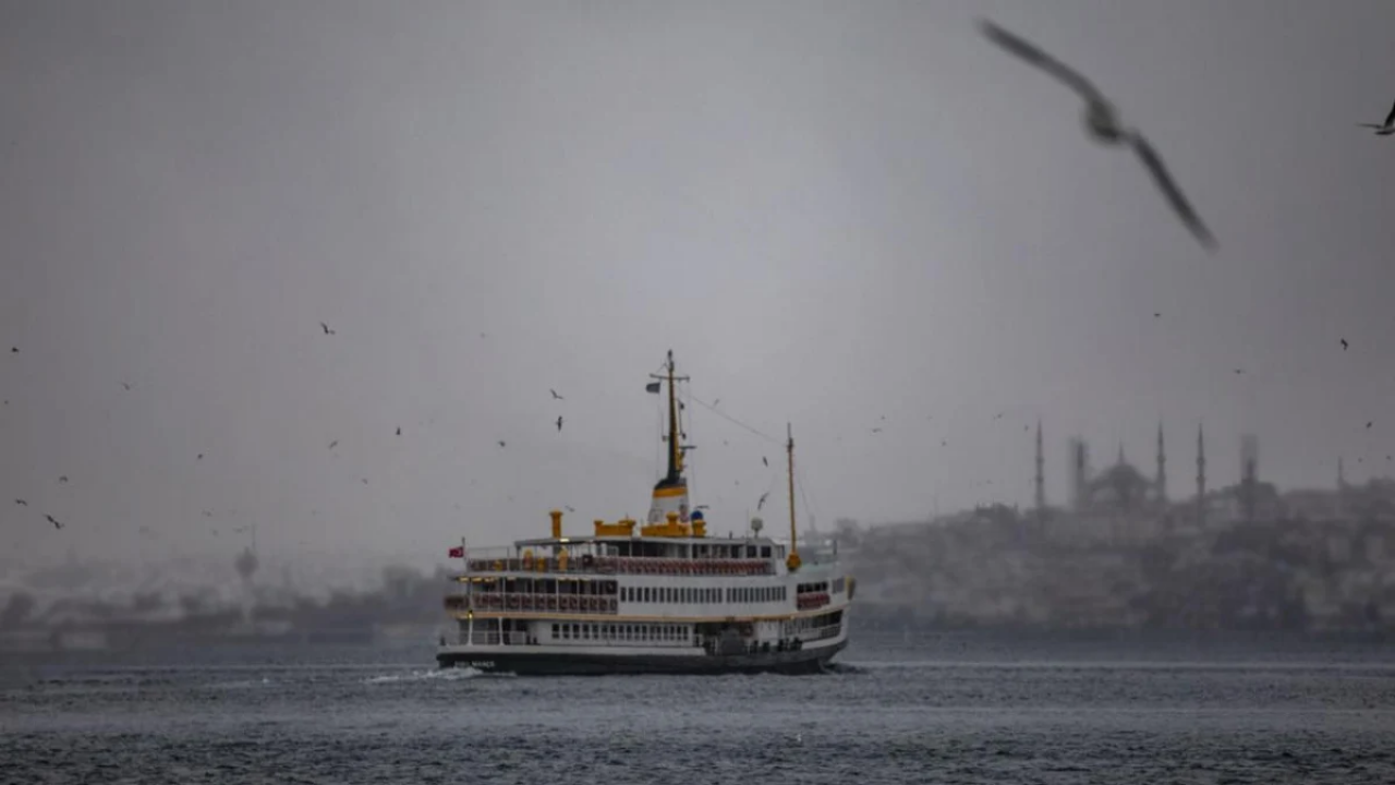 İstanbul'da Şiddetli Lodos Vapur Seferlerini Vurdu!