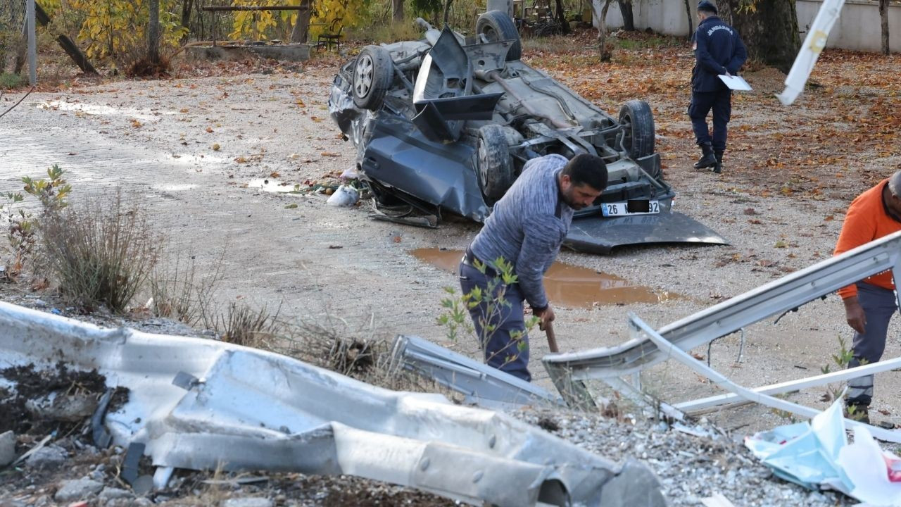 Otomobil Altyola Düştü Kağıt gibi Ezildi: 3 Yaralı