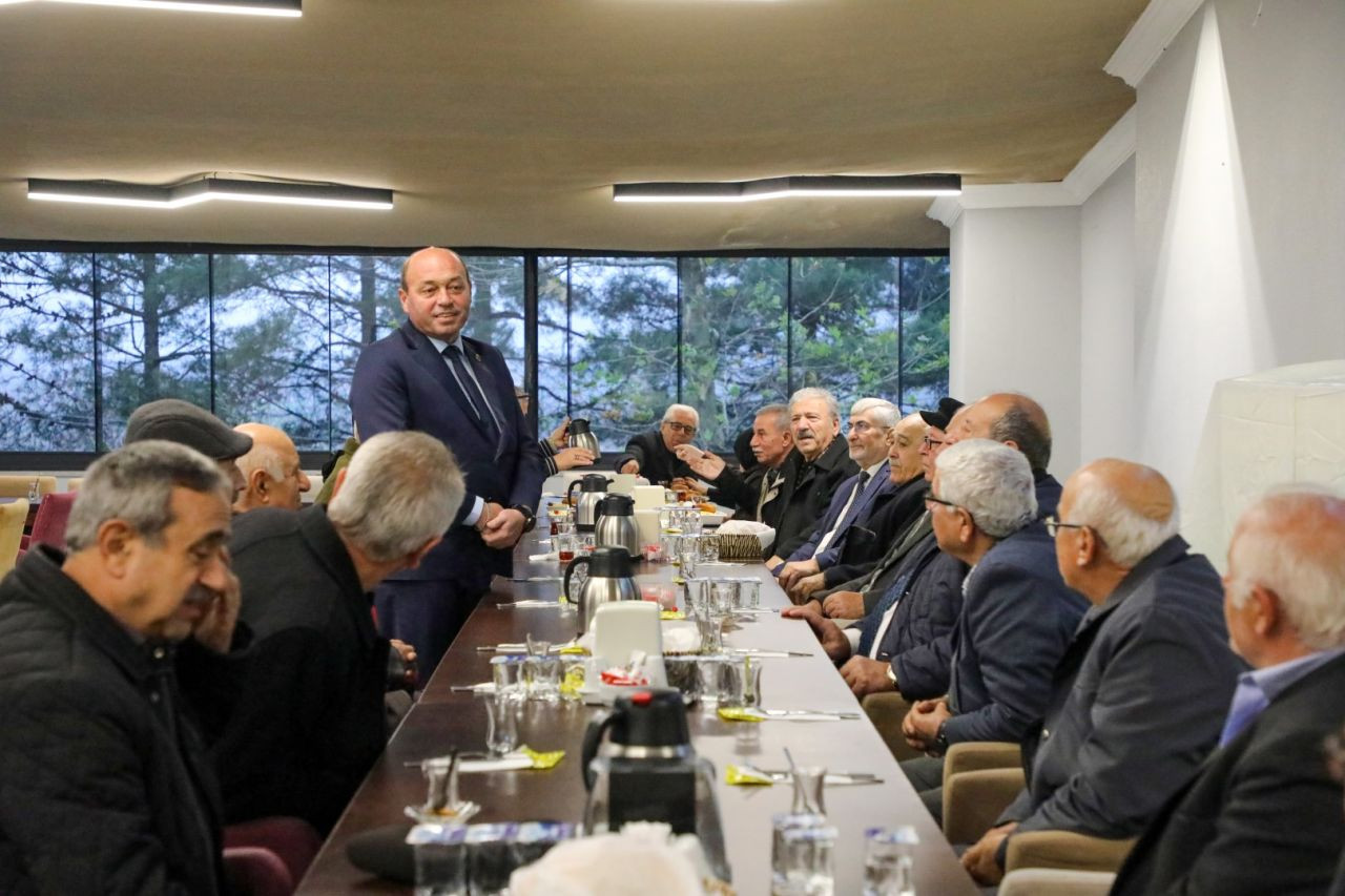 Başkan Mehmet Ata, emekli öğretmenlerle kahvaltı programında bir araya geldi - Sayfa 1