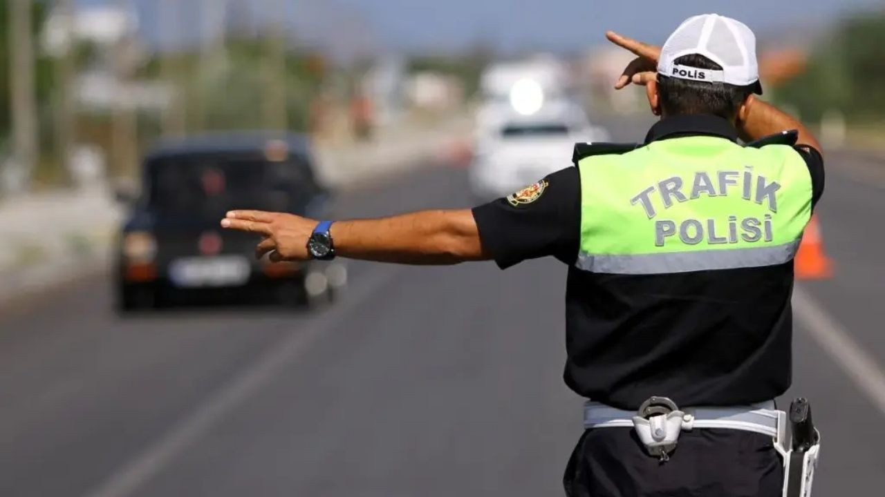 Yolda kalan tırlar emniyet şeridine alındı, trafik açılmaya başladı