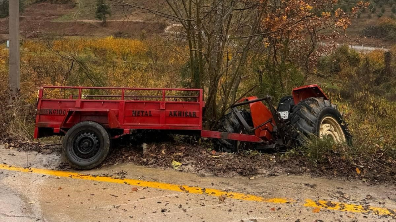 Sakarya’da Feci Kaza! Ehliyetsiz Sürücünün Kullandığı Traktör Devrildi