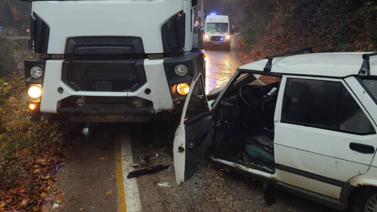 Sinop'ta otomobil ile kamyon kafa kafaya çarpıştı: 1 yaralı