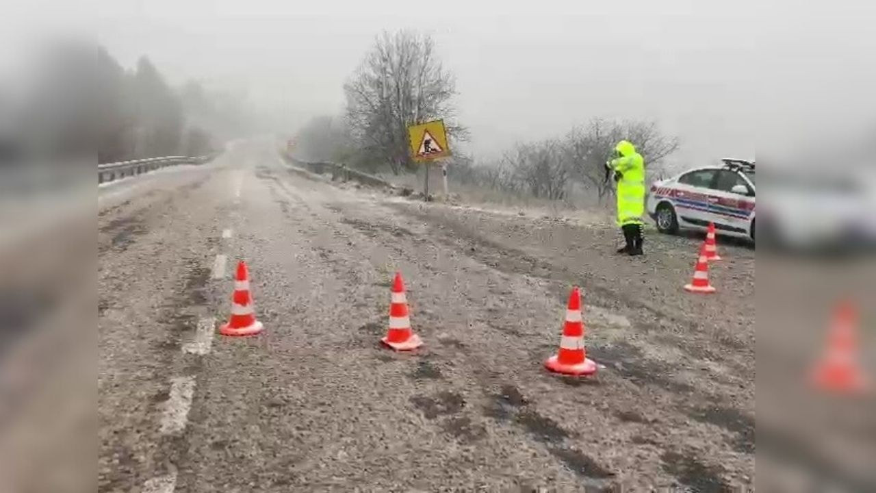 İnegöl’de kar yağışı başladı, sürücüler zor anlar yaşadı