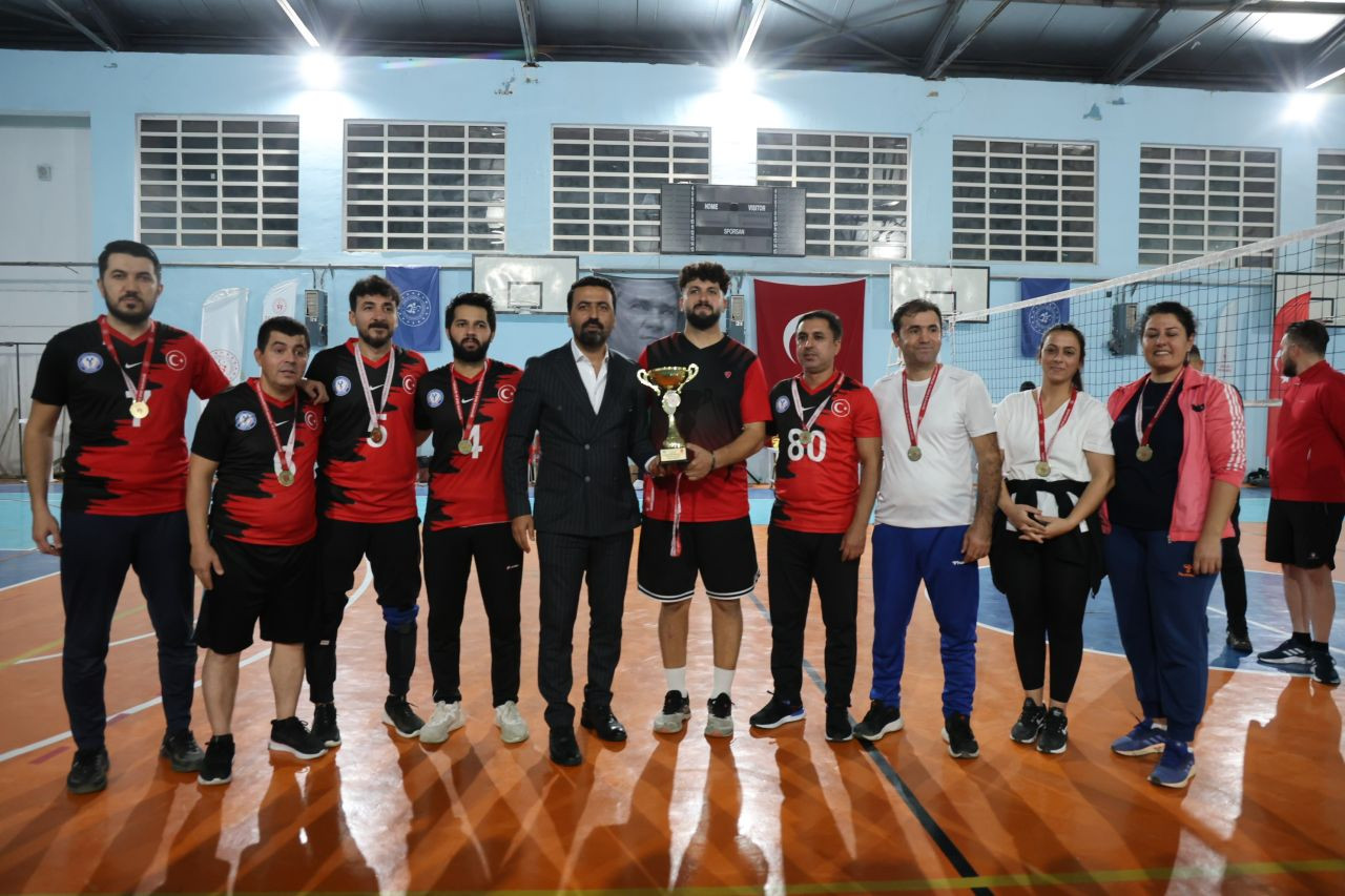 Öğretmenler voleybol turnuvasında kıyasıya mücadele etti - Sayfa 6