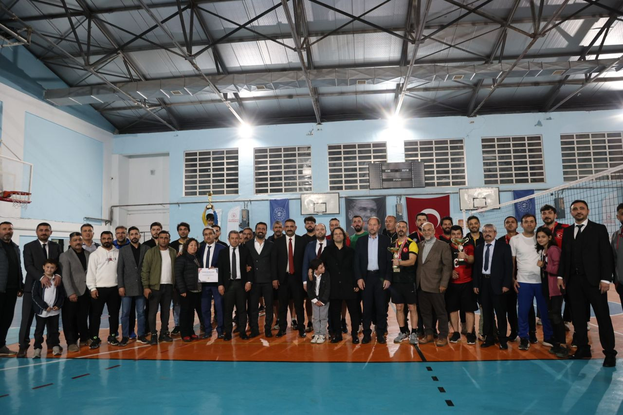 Öğretmenler voleybol turnuvasında kıyasıya mücadele etti - Sayfa 4