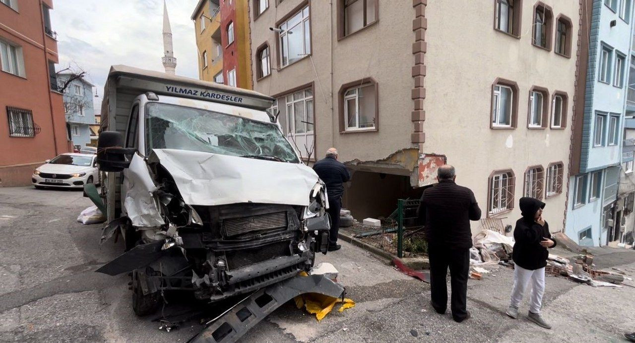 Rüzgar vurdu, yokuş aşağı kaçan kamyon evin salonuna girdi - Sayfa 2