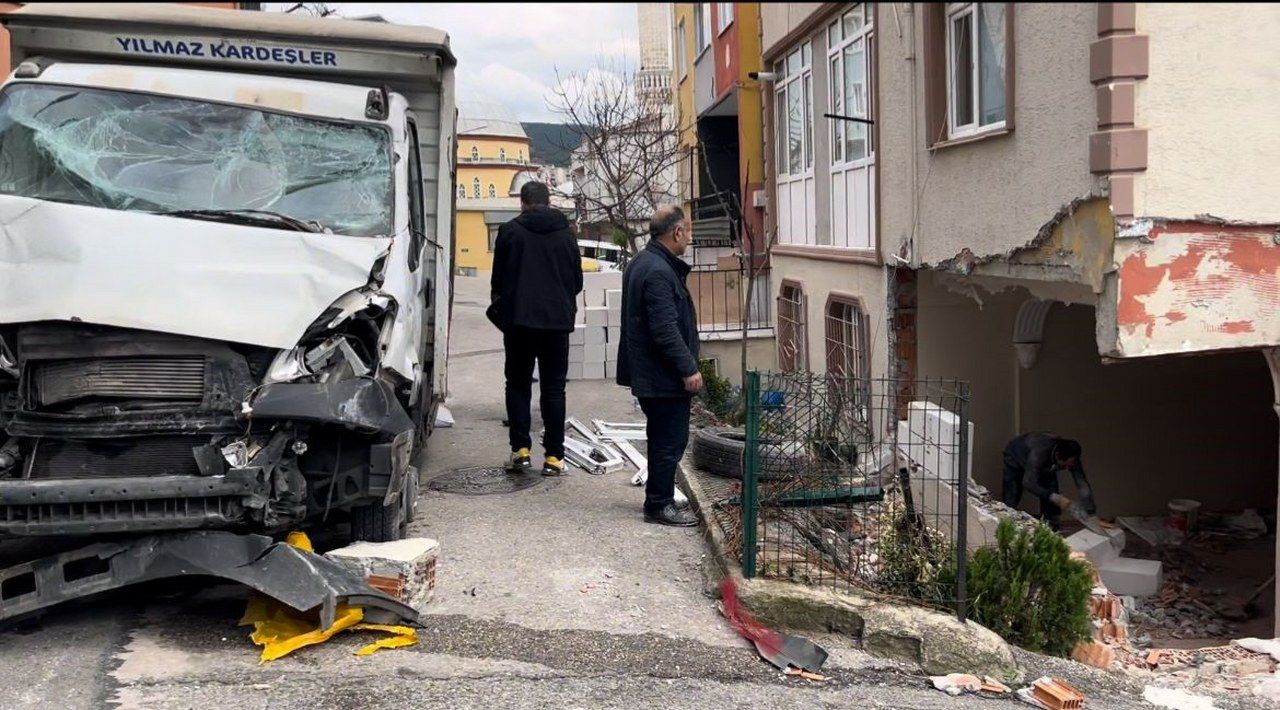 Rüzgar vurdu, yokuş aşağı kaçan kamyon evin salonuna girdi - Sayfa 11