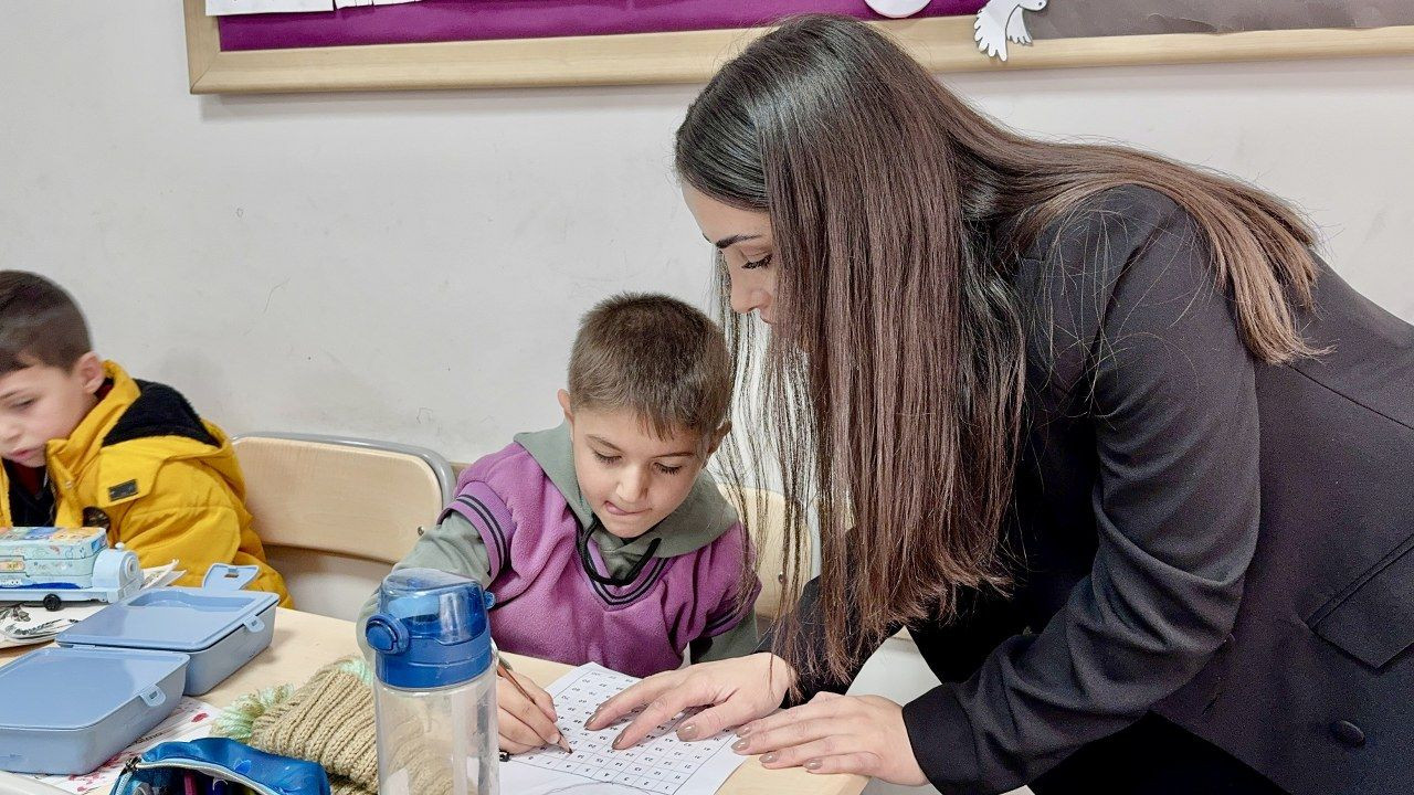 Başarılarla dolu 45 yıllık öğretmenlik hayatını  kızına devretti. - Sayfa 5