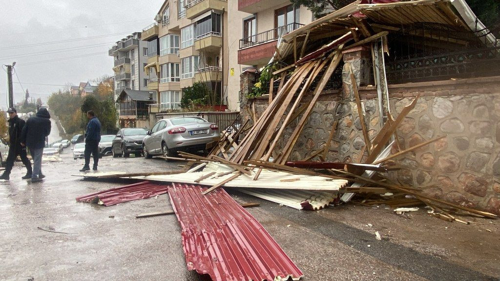 Kocaeli'de çatı uçtu, 6 otomobil hasar gördü - Sayfa 2