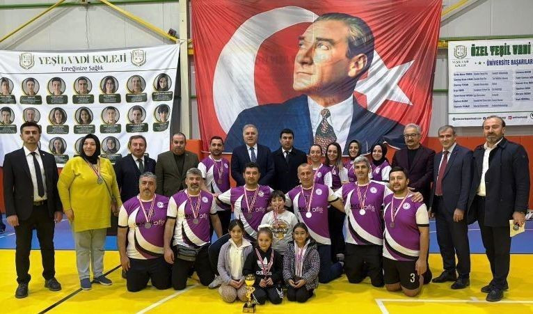 Voleybol turnuvasında öğretmenler arasında kıyasıya mücadele - Sayfa 4