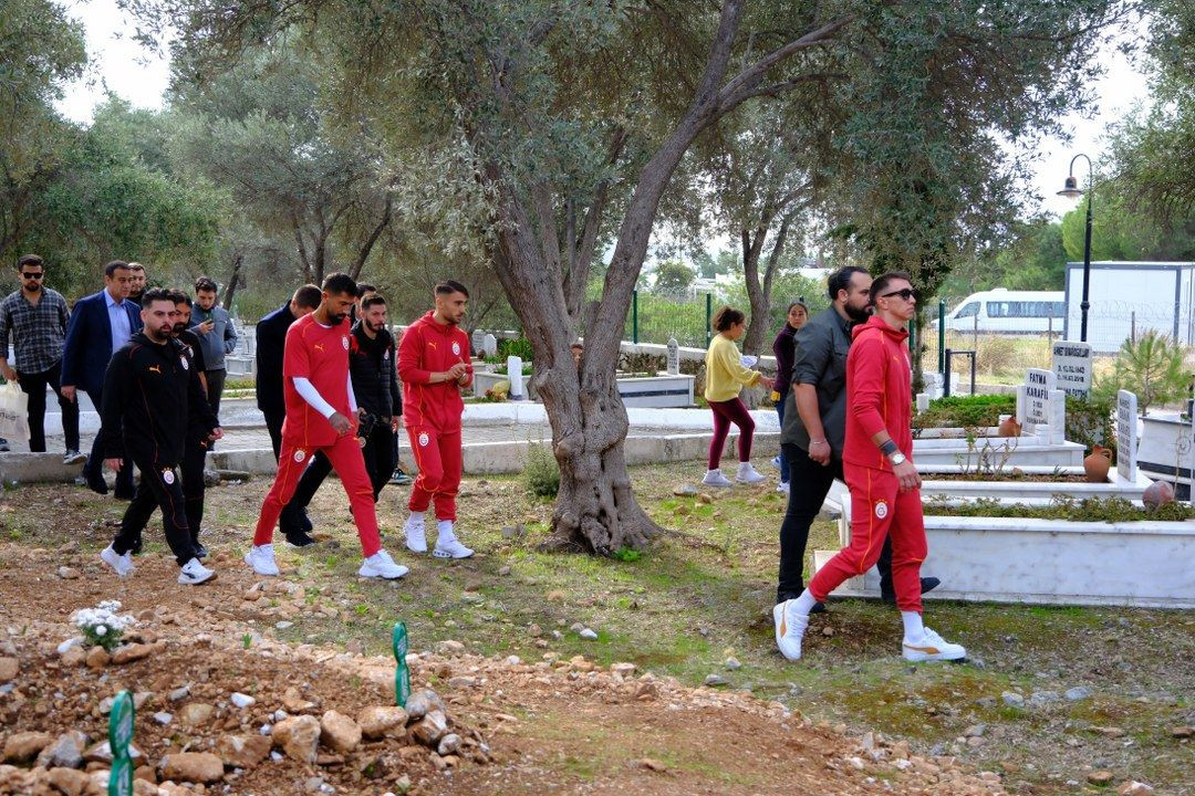 Galatasaray, Bodrum FK maçı öncesi Yiğit Kurt'un mezarını ziyaret etti - Sayfa 4