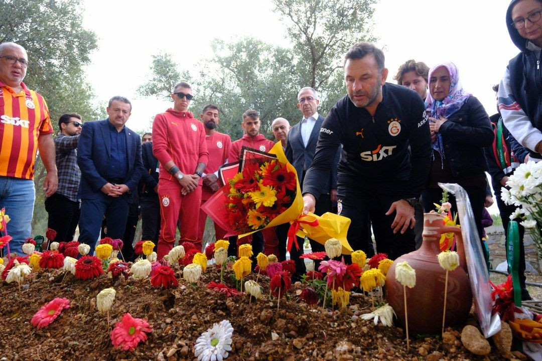 Galatasaray, Bodrum FK maçı öncesi Yiğit Kurt'un mezarını ziyaret etti - Sayfa 8