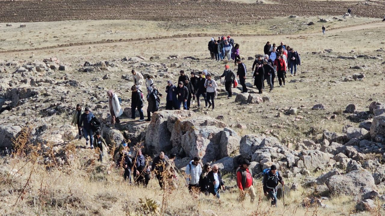 Öğretmenler 2 bin 600 yıllık Zernaki Tepe'ye doğa yürüyüşü gerçekleştirdi - Sayfa 6