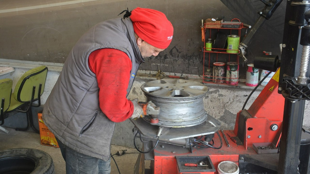 Sinop'ta lastikçilerin kış lastiği mesaisi