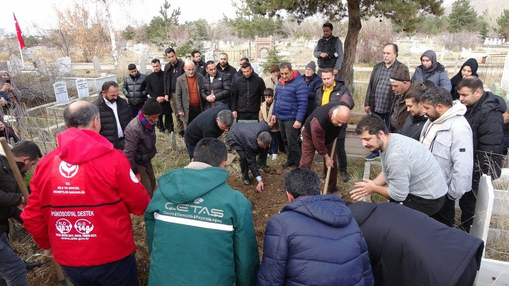 Erzurum’un asırlık ninesi son yolculuğuna uğurlandı - Sayfa 14