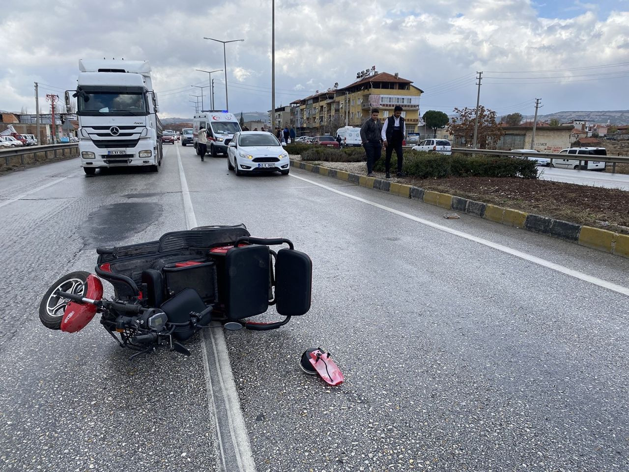 Otomobil üç tekerlekli elektrikli bisiklete çarptı: 1 ağır yaralı - Sayfa 4