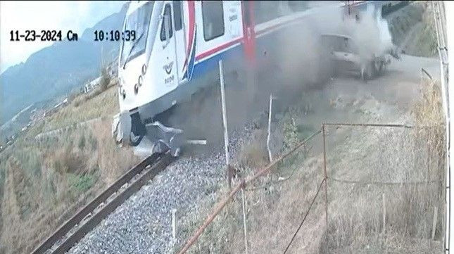 Manisa’da yolcu treni ile otomobil çarpıştı - Sayfa 6