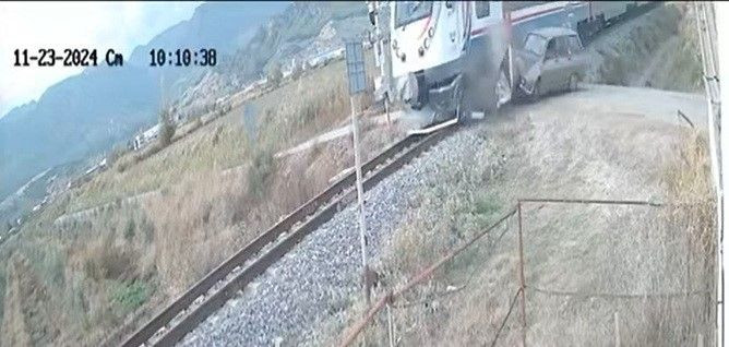 Manisa’da yolcu treni ile otomobil çarpıştı - Sayfa 5