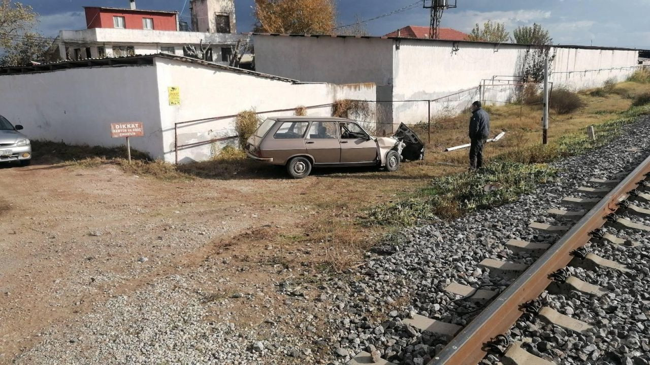 Manisa’da yolcu treni ile otomobil çarpıştı - Sayfa 4