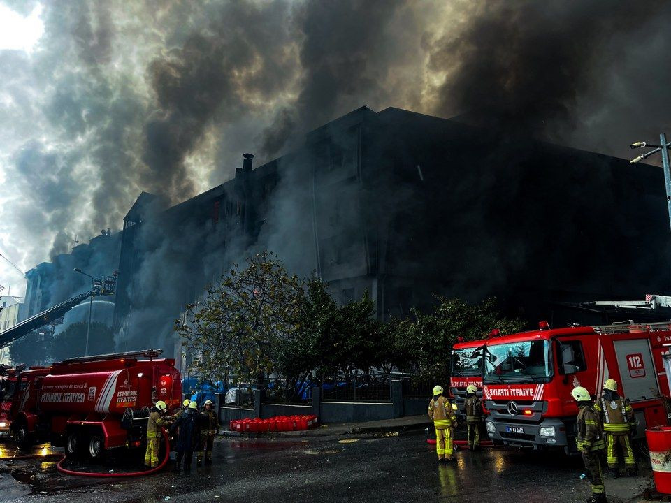 Beylikdüzü’ndeki yangını söndürme çalışmaları 11 saattir sürüyor - Sayfa 4