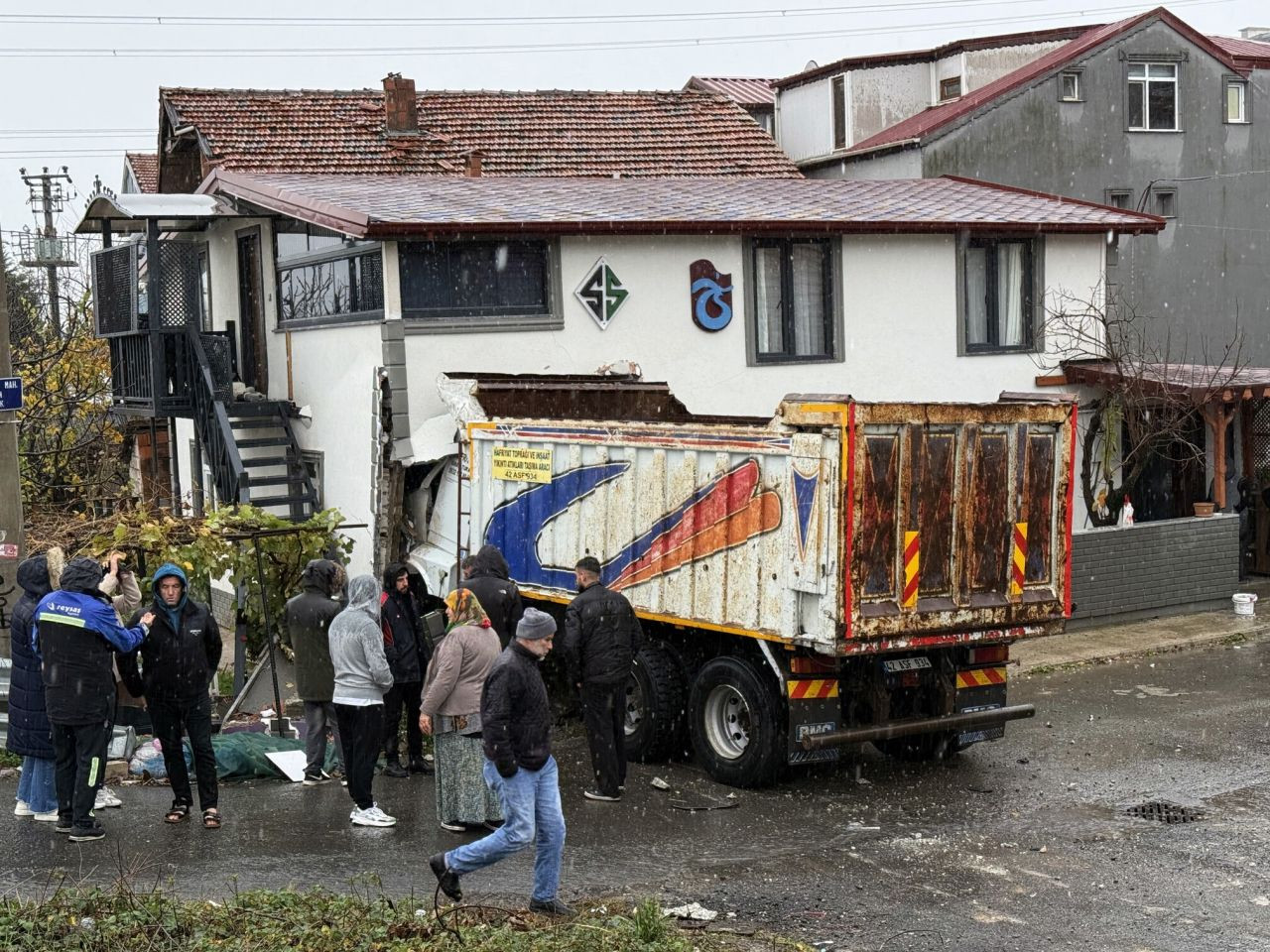 Hafriyat Kamyonu İki Katlı Eve Girdi: Kontrolünü Kaybeden Kamyon Evi Harap Etti - Sayfa 1