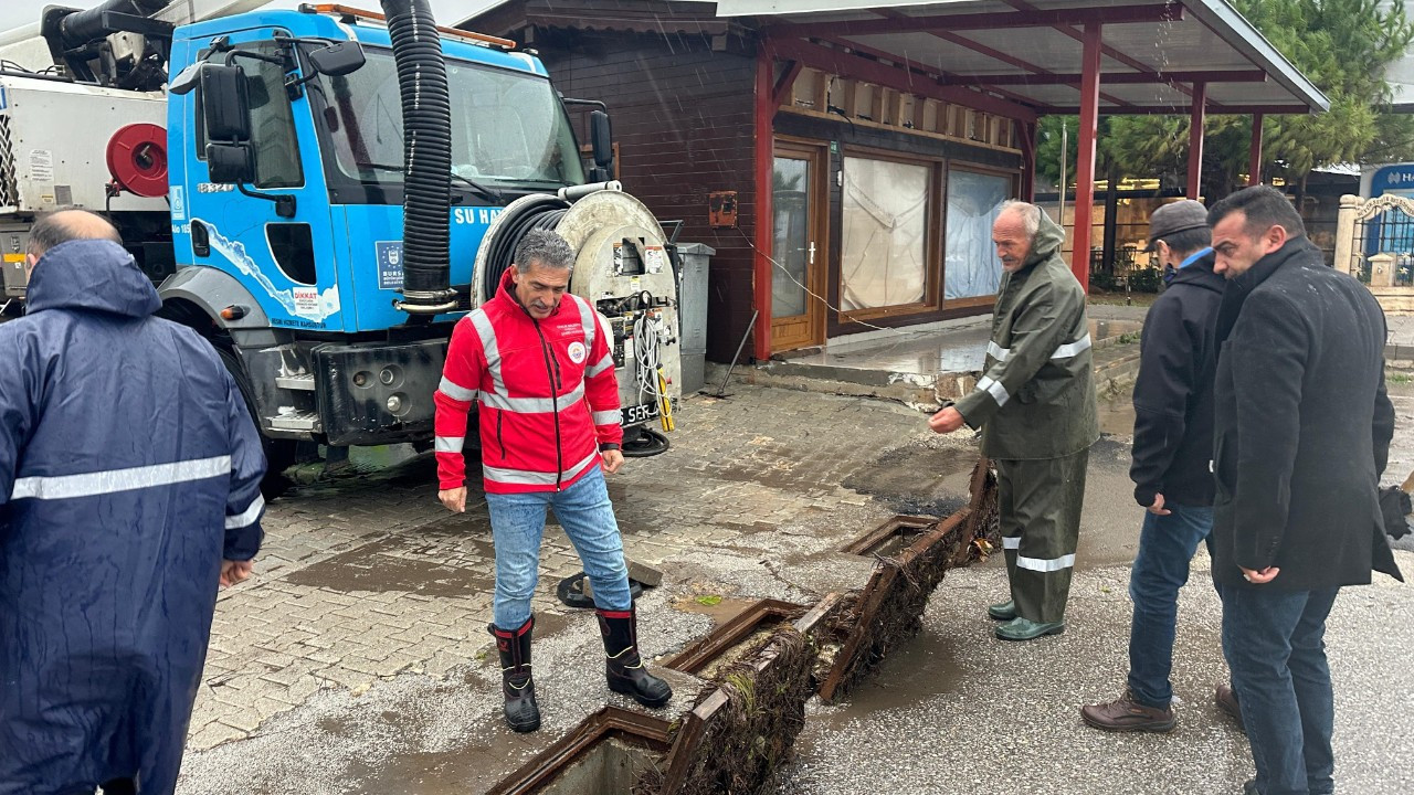 Gemlik'te sağanak taşkınına Başkan müdahalesi