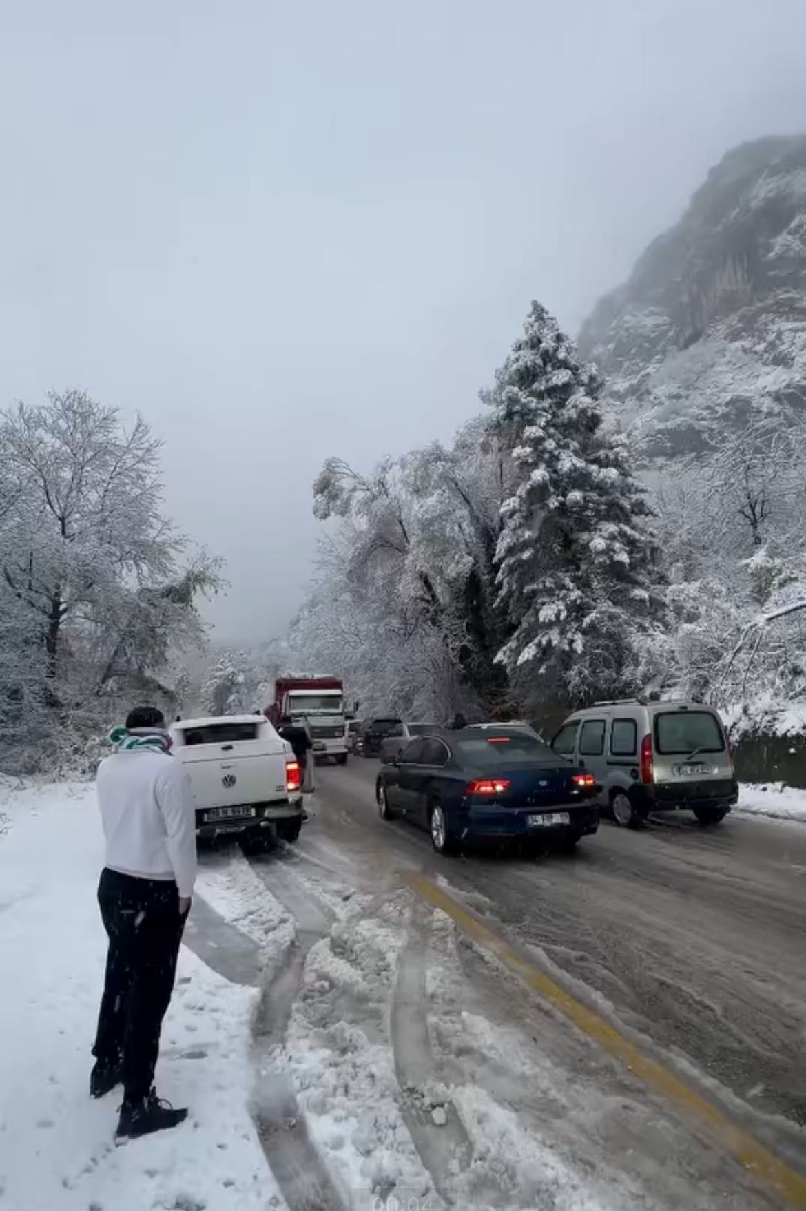 Bursa'da kar yağışıyla hayat durdu...İlçe yolları kapandı, ekipler açmaya çalışıyor - Sayfa 1