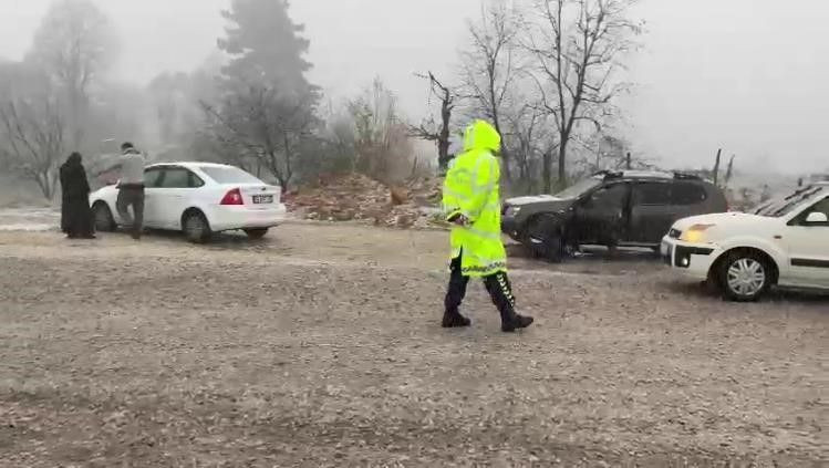 Bursa'da kar yağışıyla hayat durdu...İlçe yolları kapandı, ekipler açmaya çalışıyor - Sayfa 3