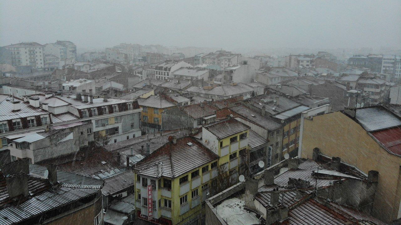 Eskişehir merkezine yılın ilk karı düştü, kent beyaza büründü - Sayfa 1