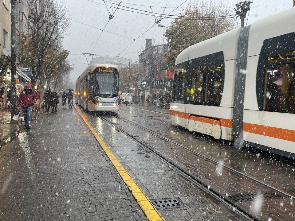 Eskişehir merkezine yılın ilk karı düştü, kent beyaza büründü - Sayfa 4