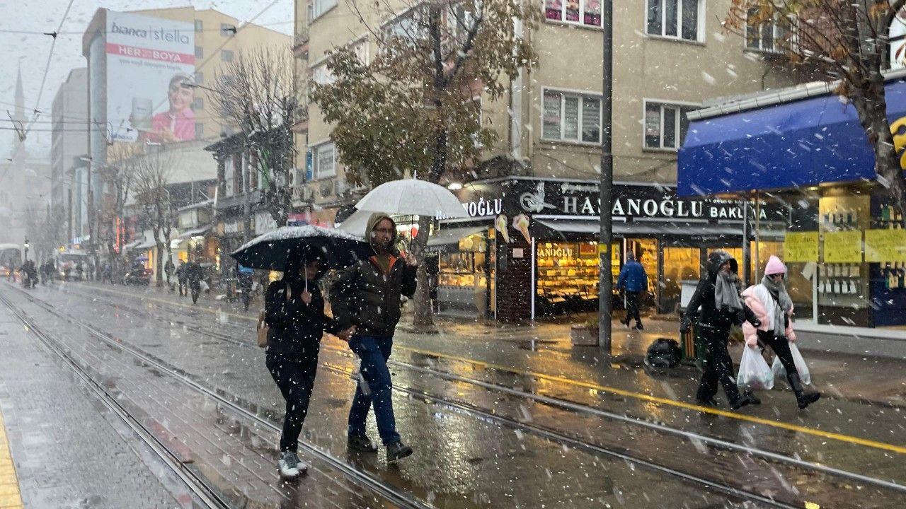 Eskişehir merkezine yılın ilk karı düştü, kent beyaza büründü