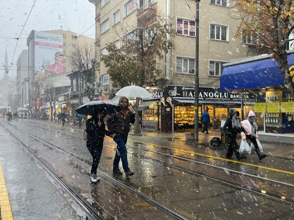 Eskişehir merkezine yılın ilk karı düştü, kent beyaza büründü - Sayfa 5