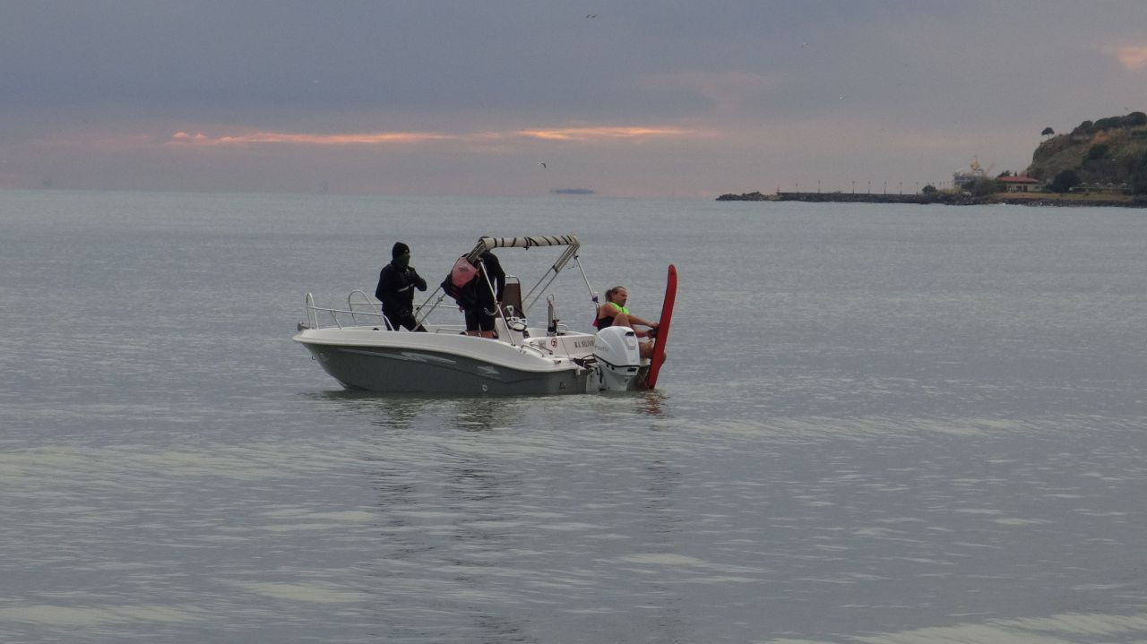 Silivri'de dondurucu havaya aldırmayıp su kayağı yaptılar: Onlara tüm aylar Temmuz - Sayfa 1