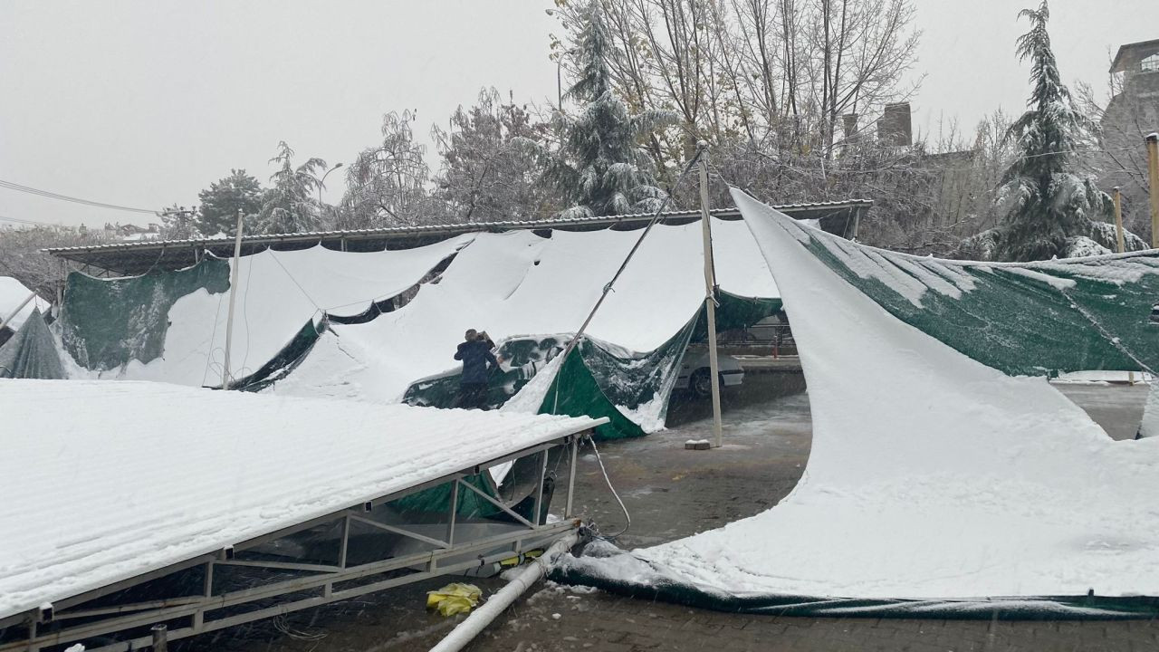 Kütahya’da köy pazarı çatısı karın ağırlığına dayanamadı - Sayfa 2