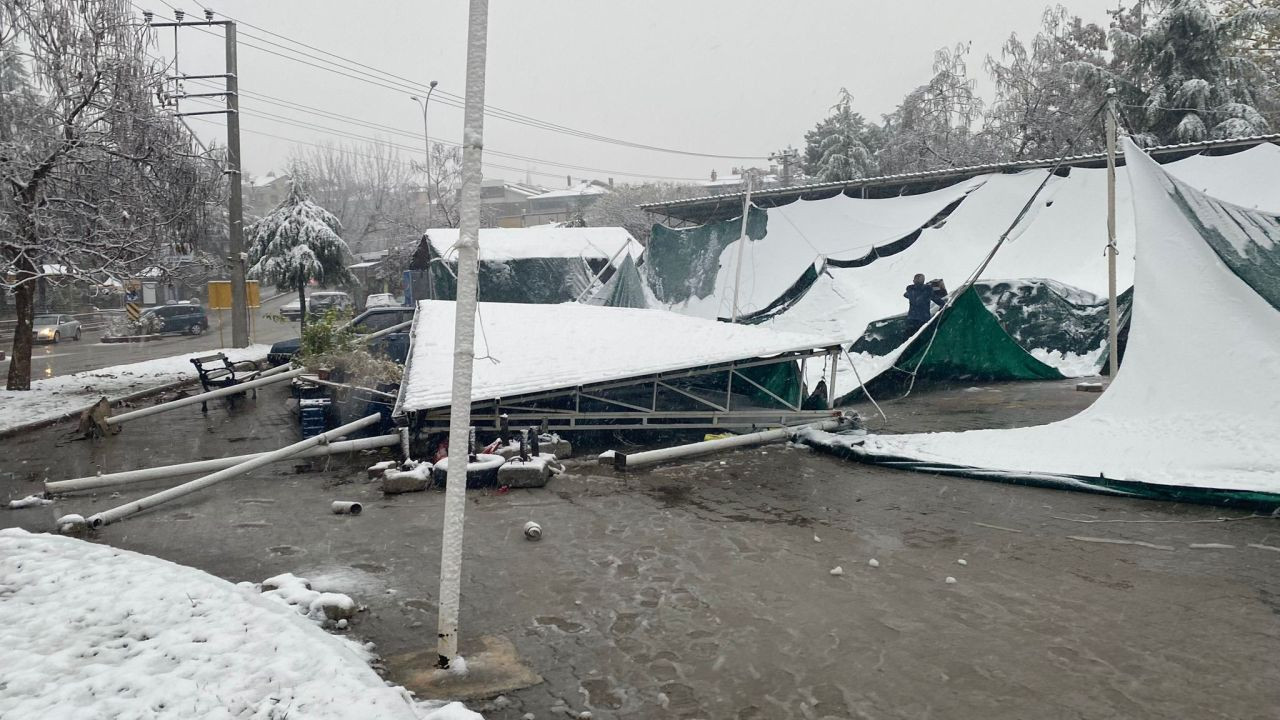 Kütahya’da köy pazarı çatısı karın ağırlığına dayanamadı - Sayfa 1