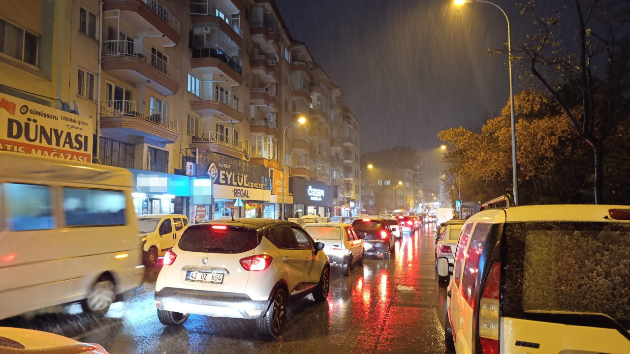 Afyonkarahisar'da beklenen kar yağışı başladı