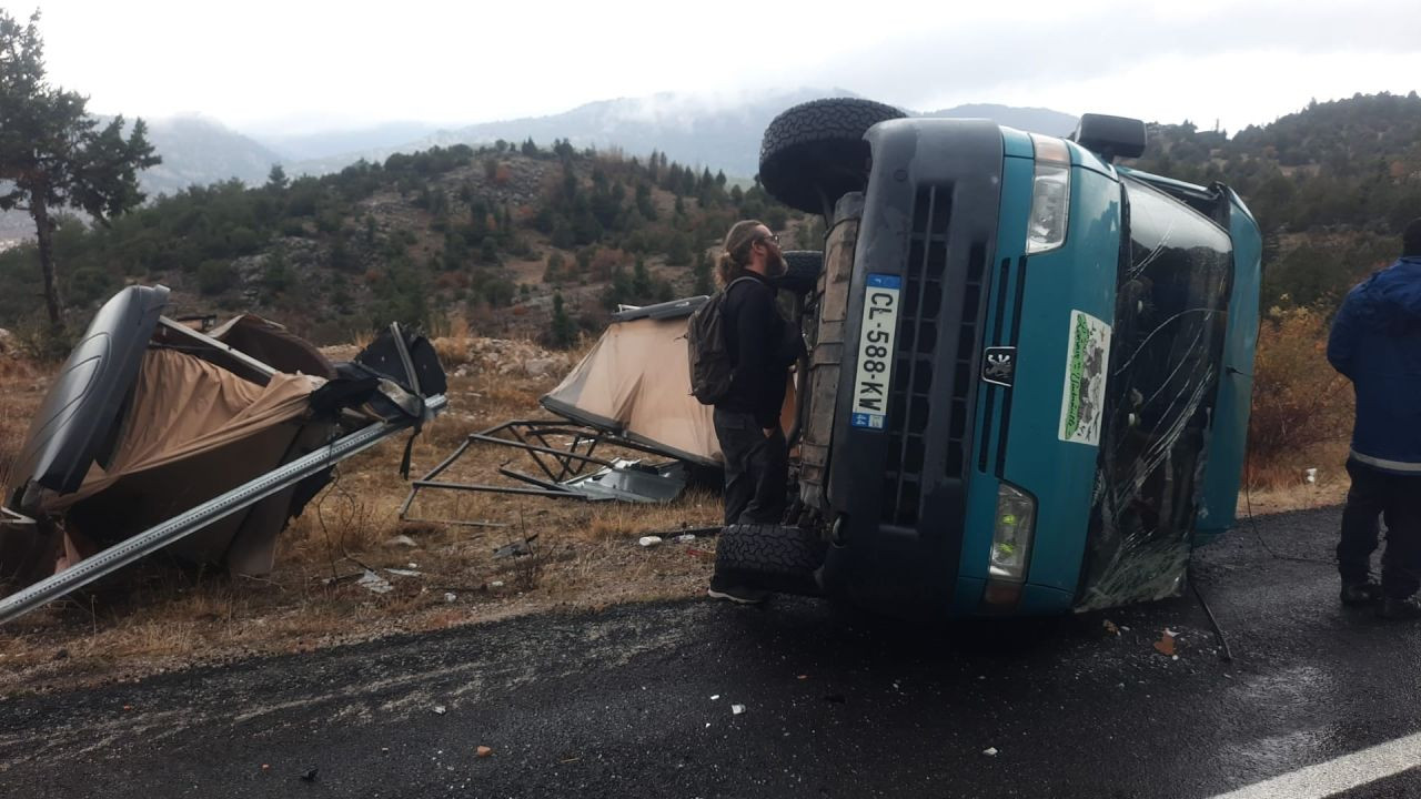 Minibüs devrildi, yabancı uyruklu sürücü yaralandı - Sayfa 6