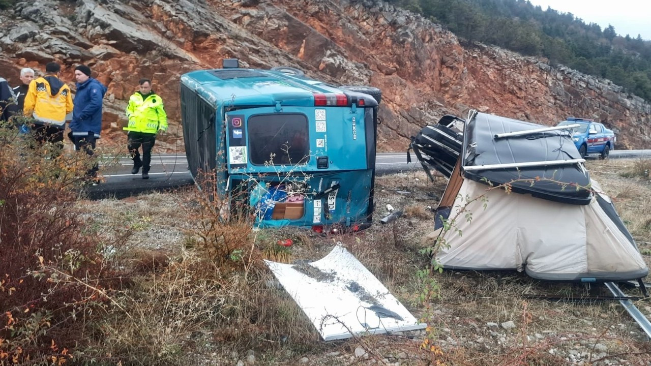 Minibüs devrildi, yabancı uyruklu sürücü yaralandı