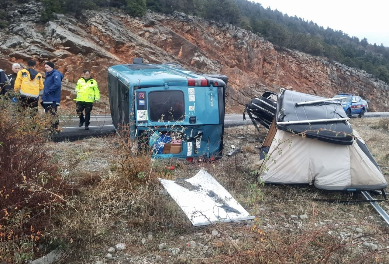 Minibüs devrildi, yabancı uyruklu sürücü yaralandı - Sayfa 7