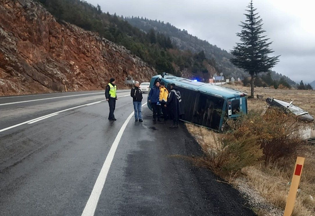 Minibüs devrildi, yabancı uyruklu sürücü yaralandı - Sayfa 1