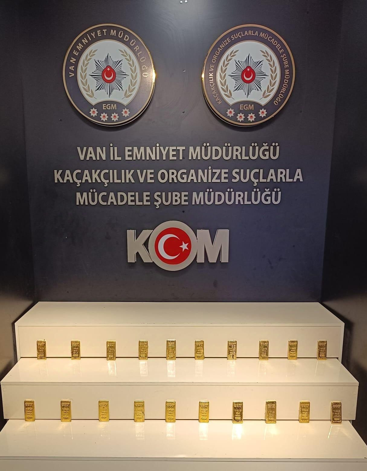 Van'da yaklaşık 60 milyon TL değerinde gümrük kaçağı 20 kilo külçe altın ele geçirildi - Sayfa 1