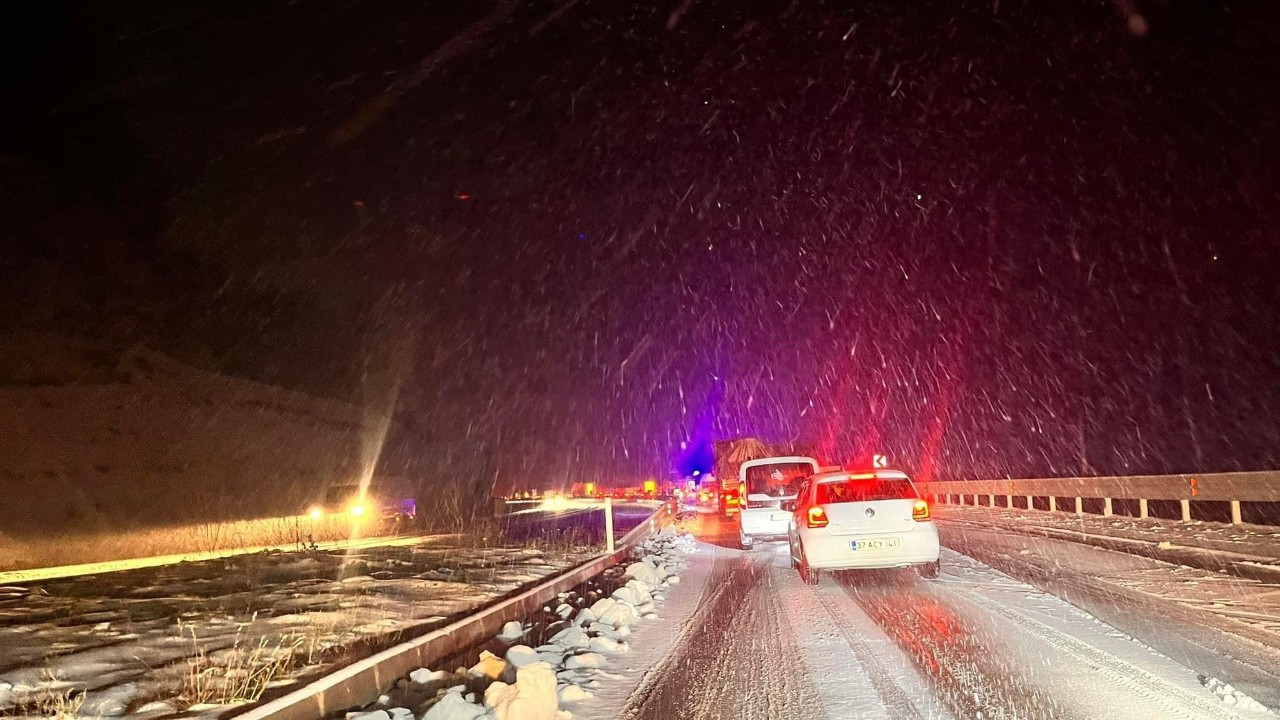 İstanbul'u Karadeniz'e bağlayan D-100 karayolunda kar yağışı etkili oldu