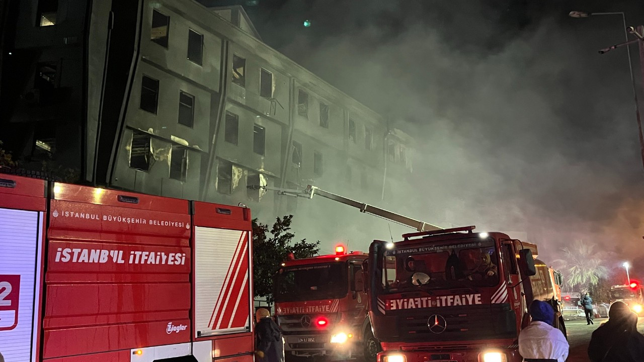 Beylikdüzü’ndeki fabrika yangını 16 saat sonra kontrol altına alındı